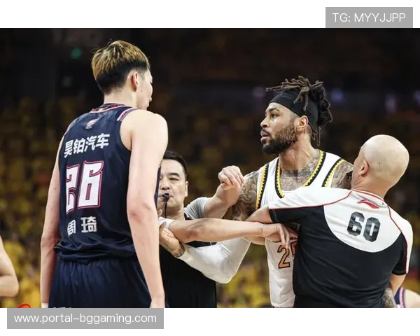 莫兰德抱摔周鹏吹双方犯规，撤凳子假动作戏耍对手